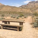 Picknickbank auf einem Stellplatz des Virgin River Canyon Campgrounds, Arizona