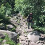 Der steinige Aufstieg zum Torghatten in Norwegen