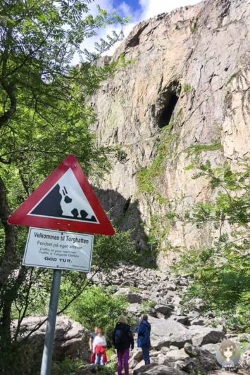 Ein Schild mit Vorsicht Steinschlag auf der Torghatten Wanderung