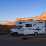 Mit dem Wohnmobil am Abend bei Sonnenuntergang auf dem Virgin River Canyon Campground