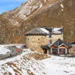 Blick auf das Haus Alpine Naturschau auf der Grossglockner Hochalpenstrasse