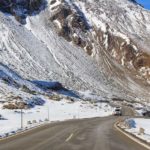 Fahrt durch den verschneiten Nationalpark Hohe Tauern in Österreich