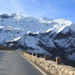 Fahrt mit Blick auf die schneebedeckten Berge auf der Grossglockner Hochalpenstrasse