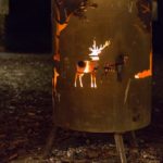 Aufwärmen am Feuer auf dem Weihnachtsmarkt Schloss Merode bei Düren