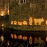 Schöne Beleuchtung und Dekoration auf dem Weihnachtsmarkt Schloss Merode