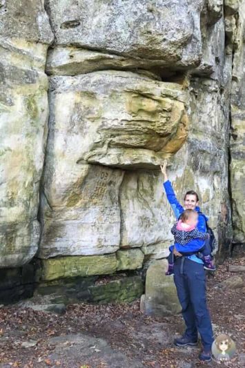Mit Kind vor den Felsen der Teufelsschlucht in der Eifel