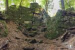 Die Felsen und Treppen der Teufelsschlucht Wanderung beim Camping in Europa