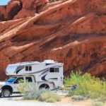 Ein Truckcamper auf dem Arch Rock Campground im Valley of Fire State Park