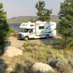Platz am See mit einem Camper auf einer Wohnmobilreise in Kanada