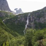 Ein Wasserfall im Jostedalsbreen Nationalpark