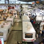 Eine ganze Halle voller Wohnwagen auf der CMT 2019