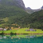 Spektakuläre Lage eines Dorfs von Olden in Norwegen nahe des Briksdalsbreen
