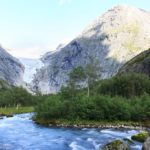 Ein toller Blick auf den Fluss mit dem Briksdalsbreen Gletscher im Hintergrund