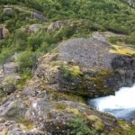 Blick auf den Fluss mit Schmelzwasser des Briksdalsbreen