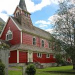 Eine rote Kirche am Ortsausgang von Olden in Norwegen