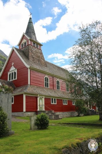 Eine rote Kirche am Ortsausgang von Olden in Norwegen