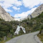 Bergauf am Kleivafossen auf der Briksdalsbreen Wanderung