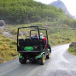 Ein Troll Car fährt Besucher zum Briksdalsbreen