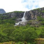 Blick auf den Volefossen Wasserfall in Olden