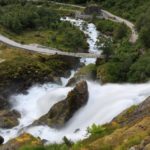 Wassermassen des Kleivafossen auf dem Weg zum Briksdalsbreen