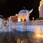 Ein beleuchteter Brunnen am Caesars Palace in Las Vegas