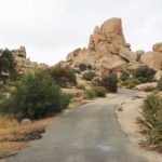 Fahrt über den Hidden Valley Campground im Joshua Tree Park