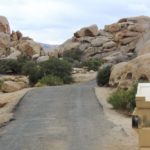 Schmale Strasse auf dem Hidden Valley Campground im Joshua Tree Park