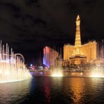 Blick auf die Wasserfontänen und das Hotel Paris bei der Wassershow am Bellagio in Las Vegas bei Nacht
