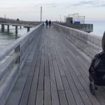 Spaziergang mit Kind über die Seebrücke im Urlaub in Heiligenhafen