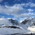 Fahrt durch die verschneiten Rocky Mountains durch Kanada in der Nebensaison