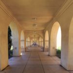 Spaziergang durch den Säulengang im Balboa Park