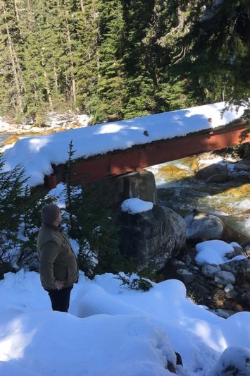 Herbstliche Wanderung durch den Schnee während der Nebensaison in Kanada