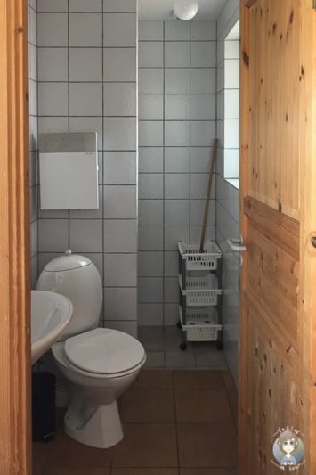 Blick in das Badezimmer einer Campinghütte in Dänemark