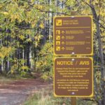 Gute Beschilderung der Wanderwege am Icefields Parkway