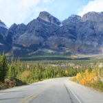 Traumhafter Blick auf die Berge während der Fahrt über den Icefields Parkway