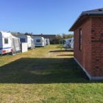 Wohnwagen und Campinghütte auf dem Sondervig Camping