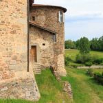 Klostermauern vom Priorat in Pommiers in Frankreich