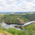 Blick auf die Staumauer der Loire vom Château d'Essalois