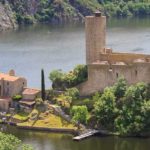 Zoom-Blick auf die Île de Grangent vom Aussichtspunkt an der Loire