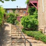 Eine Natursteintreppe in Saint-Jean-Saint-Maurice sur Loire