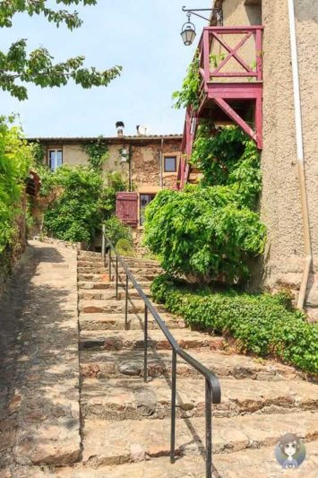 Eine Natursteintreppe in Saint-Jean-Saint-Maurice sur Loire