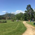 Ein schöner Park mit Spielplatz in Pelussin Frankreich