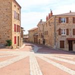 Blick über den Place de la Fontaine in Marols in Frankreich