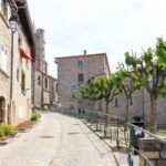 Spaziergang zur Kirche in Saint-Bonnet-le-Chateau in der Loire in Frankreich