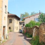 Eine Gasse in Saint Haon-le-Chatel in Frankreich