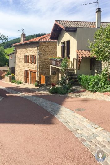 Steinhäuser in Marols einem Künstlerdorf in Frankreich