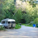 Wohnwagen auf einem Stellplatz im Pfeiffer Big Sur State Park Campground