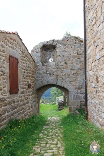 Ein schöner Steinbogen in Montarcher