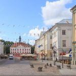 Spaziergang durch Tartu im Baltikum mit Kind