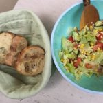 Aufgebackenes Brot mit Salat als Campingessen